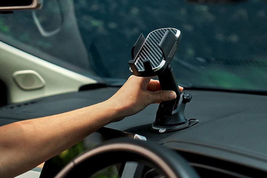 ড্যাশ বোর্ডে লাগিয়ে নিন ফোন রাখার মাউন্ট,  তাতে ফোন রাখলে আপনি খুব সহজেই কল করতে পারবেন,  এমন কী ম্যাপ দেখে গাড়ি চালানোর সুবিধাও পাবেন  এর সাহায্যে। হাতে করে ফোন ব্যবহার করে কোনও বিপদে পড়ার চেয়ে ড্যাশবোর্ডে বসিয়ে নিন ফোন রাখার মাউন্ট। 