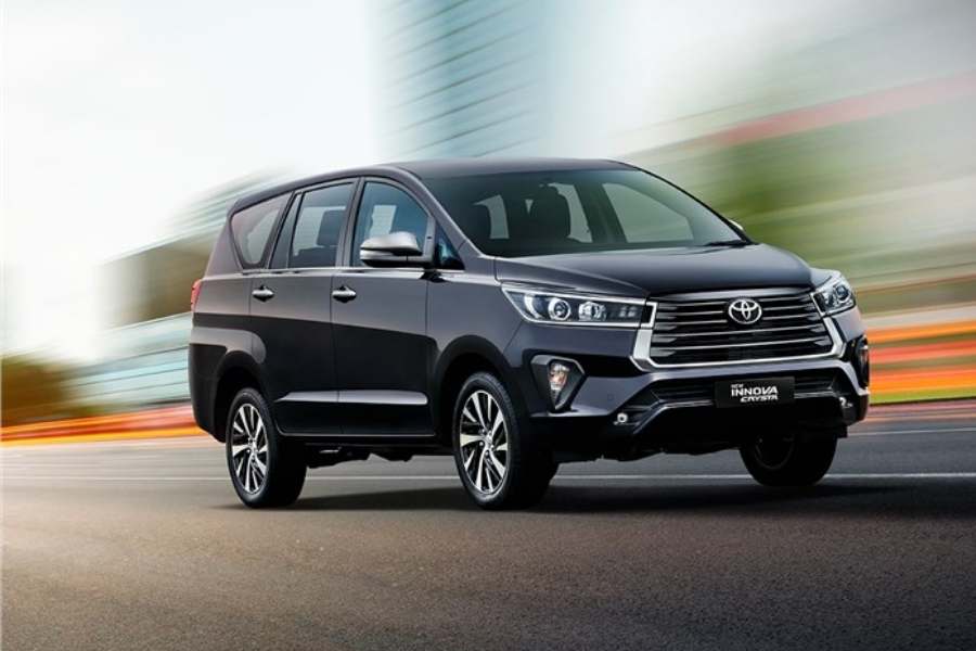 টয়োটা ইনোভা কয়েক বছর আগে তিনি জোট বেঁধেছিলেন টয়োটা সংস্থার সঙ্গে, তখন তাঁকে প্রায়ই দেখা যেত টয়োটা ইনোভা গাড়িতে। আনুমানিক সাড়ে ১৭ লাখ টাকা থেকে প্রায় ২৪ লাখ টাকার কাছে দাম এই গাড়ির। ‘ধুম ৩’ ছবির প্রচারের সময়ে তিনি টয়োটা ইনোভা গাড়িতেই চলাফেরা করতেন বেশি। 