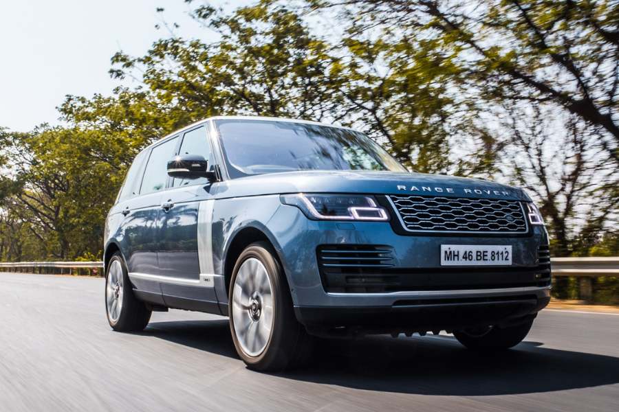 রেঞ্জ রোভার ভগ:  ২২৫ কিলোমিটার প্রতি ঘন্টা অবধি বেগ পাওয়া যায়, এমনই দারুণ গাড়ি এটি। প্রায় আড়াই কোটি টাকা আনুমানিক দাম। রেঞ্জ রোভারের গাড়ির এই মডেলটি বিশেষ ভাবে পরিচিত এর গতির জন্য। 