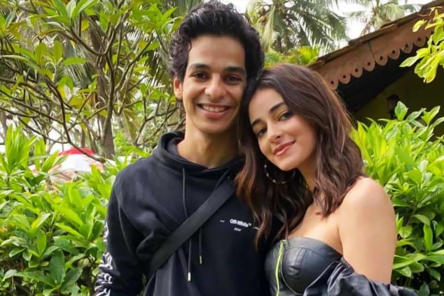 জাহ্নবীর সঙ্গে বিচ্ছেদের পর অন্য এক সহ-অভিনেত্রীর সঙ্গে ঈশানের প্রেমের গুঞ্জন শোনা যায়। তিনি বলি অভিনেতা চাঙ্কি পান্ডের কন্যা অনন্যা পান্ডে। ‘খালি পিলি’ ছবিতে অনন্যার সঙ্গে অভিনয় করেন ঈশান। কানাঘুষো শোনা যায় তিন বছর সম্পর্কে ছিলেন দুই তারকা। কিন্তু সেই সম্পর্কেও চিড় ধরে। অনন্যার সঙ্গে বিচ্ছেদের পরেই কি তবে অন্য সম্পর্কে জড়িয়ে পড়লেন ঈশান?