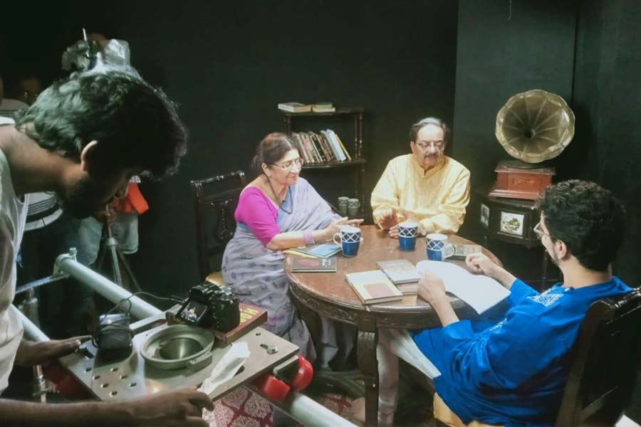 ‘যুগলেষু’ তথ্যচিত্রের শুটিংয়ে জগন্নাথ বসু এবং ঊর্মিমালা বসু।