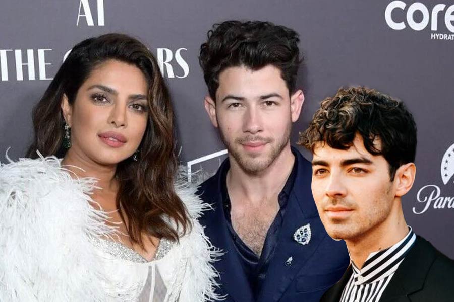 Joe Jonas slips his wedding ring back amid divorce rumors with Sophie Turner, Nick Jonas flirts with Priyanka Chopra from stage