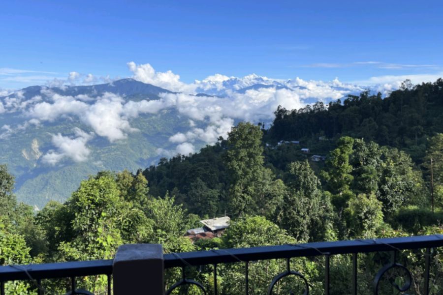 ২. ফিকালেগাঁও: ফিকালেগাঁও পাহাড়ের কোলে থাকা একটি ছোট্ট অজানা গ্রাম। সাংসে খাস মহলের মধ্যে এই গ্রামে থেকে আপনি কাঞ্চনজঙ্ঘার অনাবিল আনন্দ উপভোগ করতে পারবেন। উত্তর বঙ্গের একমাত্র আপেল বাগান এখানেই আছে। এখান থেকে আপনি খুব সহজেই মনসুন,  তিস্তা,  বার্মিক, সাংসের,  গ্যাংটক বা সিল্ক রুট যেতেই পারেন। প্রকৃতির অনাবিল আনন্দকে উপভোগ করতে হলে এখানে অবশ্যই একবার আসতে হবে। নিউ জলপাইগুড়ি বা শিলিগুড়ি থেকে ৭৮ কিলোমিটার রাস্তা,  গাড়ি ভাড়া ৩৫০০/৪০০০ টাকা। থাকা ও খাওয়া খরচ ১৩০০ টাকা মাথা পিছু রোজ। 