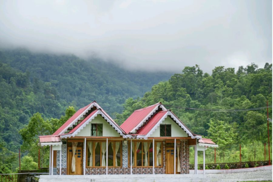 ৩. মিসনতার: কয়েকটি নেপালি পরিবার নিয়ে কালিম্পঙে গড়ে উঠেছে একটি ছোট গ্রাম মিসনতার। এই লেপচা গ্রামের মূল সৌন্দর্য হল চারিদিক জঙ্গল ঘেরা। সঙ্গে খরস্রোতা নদী। এই নদীতে বারো মাস জল থাকে। পাশাপাশি এই নদীতে যেমন মাছ দেখতে পাবেন তেমনই ধরতেও পারবেন। লেপচা পরিবারগুলি এই গ্রামকে তাঁদের নিজেদের মতো করে সাজিয়ে নিয়েছে। চাইলে এখান থেকেই আপনি চাইলে কালিম্পং শহরের পার্শ্ববর্তী দর্শনীয় স্থানগুলি ঘুরে দেখতে পারেন। শিলিগুড়ি বা নিউ জলপাইগুড়ি থেকে দূরত্ব ৮৫ কিলোমিটার। এখানে থাকা ও খাওয়ার দিন প্রতি মাথা পিছু ১৬৫০ টাকা।  