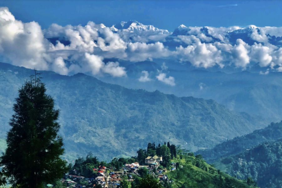 ৪. রিশিহাট: নিউ জলপাইগুড়ি বা শিলিগুড়ি থেকে কার্শিয়াং সোনাদা ঘুম হয়ে পৌঁছে যেতে হয় এই ছোট্ট নেপালি গ্রামে। দার্জিলিং শহর থেকে মাত্র ২২ কিলোমিটার দূরত্বে ছোট পাহাড়ি গ্রাম রিশিহাট। বিভিন্ন ফুলের রঙিন সমারোহ সঙ্গে নাম না জানা বিভিন্ন পাখির কলরব শোনা যায় এই গ্রামের সর্বত্রই। এই গ্রামে গেলেই পেতে পারেন শান্তির ছোঁয়া। শিলিগুড়ি/নিউ জলপাইগুড়ি থেকে ছোট গাড়ি ভাড়া করলে ৩৮০০ টাকা পড়ে। বড় গাড়ি ভাড়া করে গেলে ৪২০০ টাকা পড়বে। এখানে থাকা ও খাওয়ার ১৫০০ টাকা মাথা পিছু। 