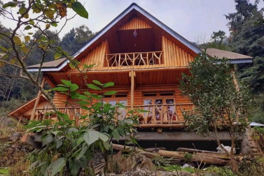 ৫. খারকাগাও: নিস্তব্ধতা,  কোলাহল মুক্ত জীবন আজকের দিনে কে না চায়! তাই সপ্তাহান্তে যদি পরিবারের সঙ্গে সময় কাটাতে চান, তা হলে যেতে পারেন পাহাড়ের কোলে লুকিয়ে থাকা ছোট্ট আস্তানা খারকাগাও গ্রামে। যেখানে ঘুমন্ত বুদ্ধর ভোরের রঙে চোখ মন শান্তিতে ভ’রে যায়। মাথা পিছু দিন প্রতি থাকা খাওয়া ১৪০০ টাকা। শিলিগুড়ি ও নিউ জলপাইগুড়ি থেকে দূরত্ব ৮৩ কিলোমিটার। গাড়ির খরচ ৩৫০০ টাকা। 