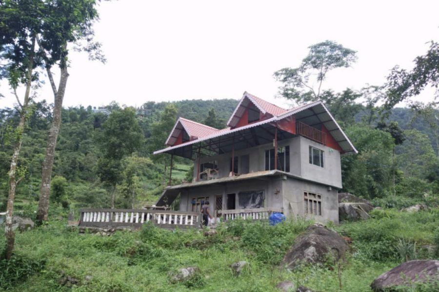 ৬. ঝেঁপি: জনবসতি থেকে একটু দূরে নির্জনে এক টুকরো শান্তির ছোঁয়া পাবেন এই গ্রামে। ঝেঁপি গ্রামের মধ্য দিয়ে বয়ে চলেছে। এখানে সকালের ঘুম ভাঙ্গে অজানা পাখির কুঁজনে ও ফুলের গন্ধে। থাকা খাওয়া্র খরচ একজনের মাথাপিছু ১৬০০ টাকা। নিউ জলপাইগুড়ি বা শিলিগুড়ি থেকে এই ঝেঁপি গ্রামের দূরত্ব ৮৭ কিলোমিটারের মতো। 