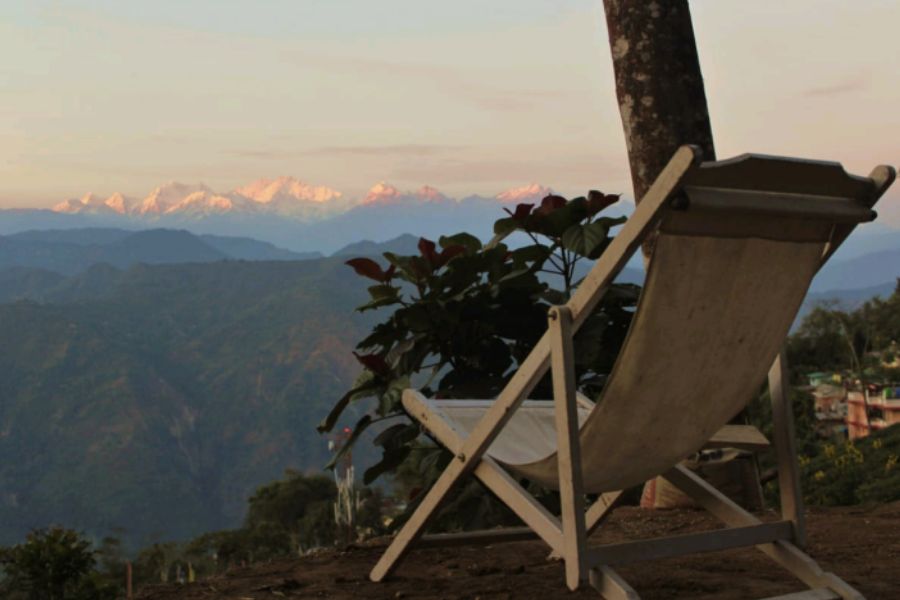 ৭. জামুনি: চারিদিকে গাঢ় সবুজ চা বাগানে ঘেরা মনমাতানো একটা গ্রাম জামুনি। গ্রামে কিছু লেপচা,  গুরুং জাতির বসবাস। এখানে মানুষেক জীবিকা বলতে চা,  বিভিন্ন চাষ  ও পশুপালন। নাম না জানা বিভিন্ন ফুল আর অর্কিডে ভরে উঠেছে গোটা গ্রাম। সঙ্গে রয়েছে পাখিদের কলতান। অন্য রকম অনুভুতির সাক্ষী থাকতে চাইলে অবশ্যই একবার ঘুরে আসুন এই জামুনি গ্রামে। নিউ জলপাইগুড়ি থেকে ৮০ কিলোমিটার। থাকা খাওয়া খরচ একজনের মাথাপিছু ১৮০০ টাকা।