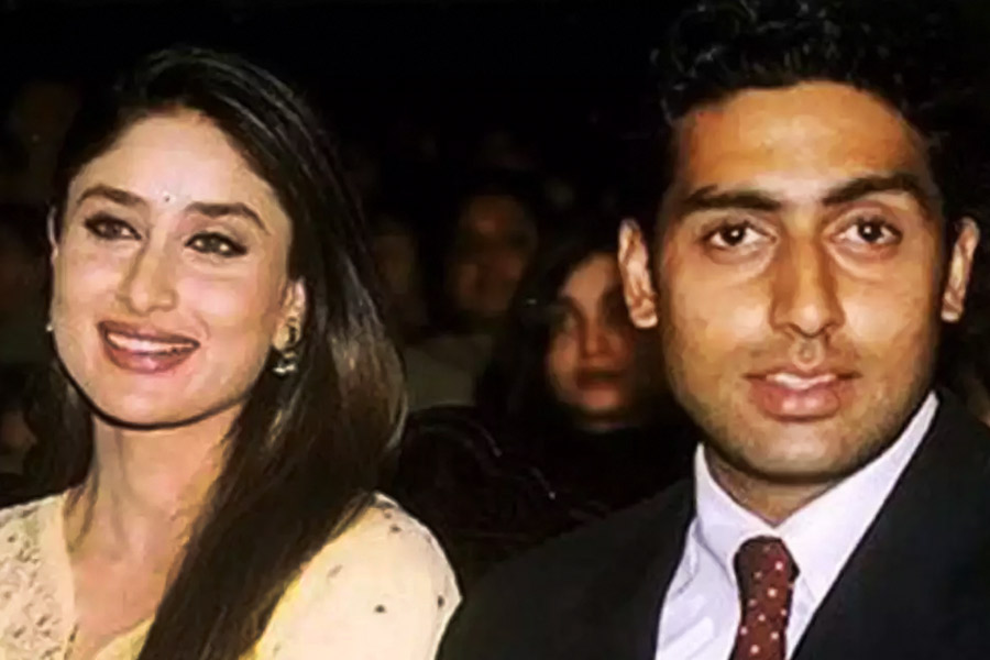 ২০০০ সালে অমিতাভ বচ্চনের পুত্র অভিষেক বচ্চনের সঙ্গে বলিপাড়ায় আত্মপ্রকাশ করেন রণধীর কপূরের কন্যা করিনা কপূর খান।