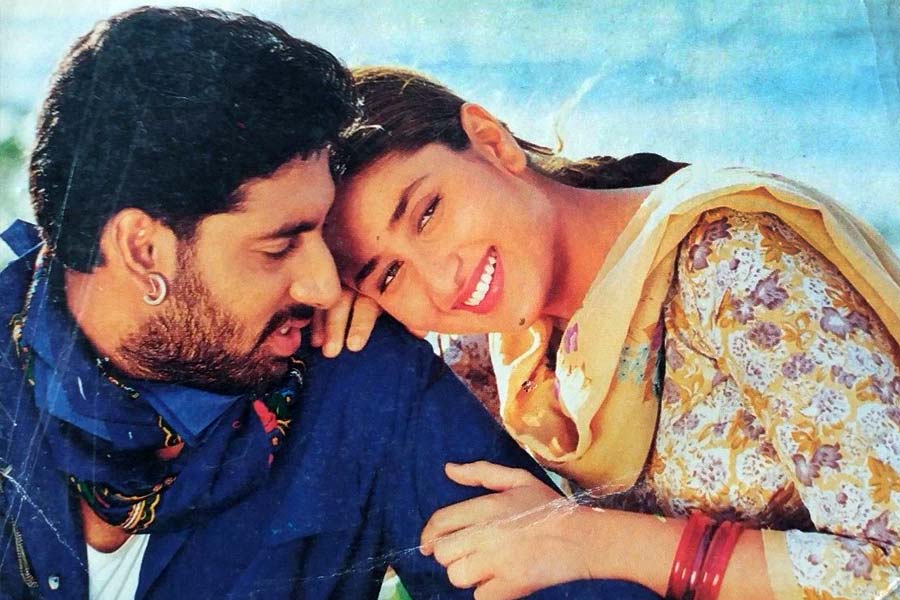 জেপি দত্তের পরিচালনায় ‘রিফিউজি’ ছবিতে প্রথম অভিনয় করেন করিনা। কেরিয়ারের গোড়ার দিকে সতীশ কৌশিক, আব্বাস-মস্তান, কর্ণ জোহরের মতো বলিপাড়ার প্রথম সারির ছবিনির্মাতাদের সঙ্গে কাজ করেন করিনা।