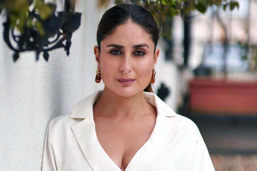 বলিপাড়া সূত্রে খবর, এখনও পর্যন্ত বক্স অফিসে ৪০০০ কোটি টাকা নিজের ছবি থেকে আয় করেছেন করিনা। এই উপার্জনের নিরিখে বলি অভিনেত্রীদের তালিকার শীর্ষে নাম লিখিয়েছেন রণধীর-কন্যা।