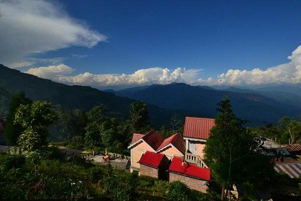  ১১. ছোটা মাঙ্গোয়া: দার্জিলিং পাহাড়ের একেবারে আনকোরা জায়গা ছোটা মাঙ্গোয়া। মাঙ্গোয়া পাহাড়ের চূ়ড়ায় ছোট্ট পাহাড়ি গ্রাম ছোট মাঙ্গোয়া। এখানে এলে আপনি চা বাগান,  কাঞ্চনজঙ্ঘা,  কমলালেবু বাগান,  পাহাড়ি নদী,  ফুলে ঢাকা রাস্তা,  সবটাই পাবেন। আর পাবেন একরাশ নির্জনতা, অপার ভালো লাগা। ছোট মাঙ্গোয়া এলে আপনি খুব কাছ থেকে দেখতে পাবেন পাহাড়ি জীবনকে। তাঁদের সহজ সরল মানসিকতাকে। 