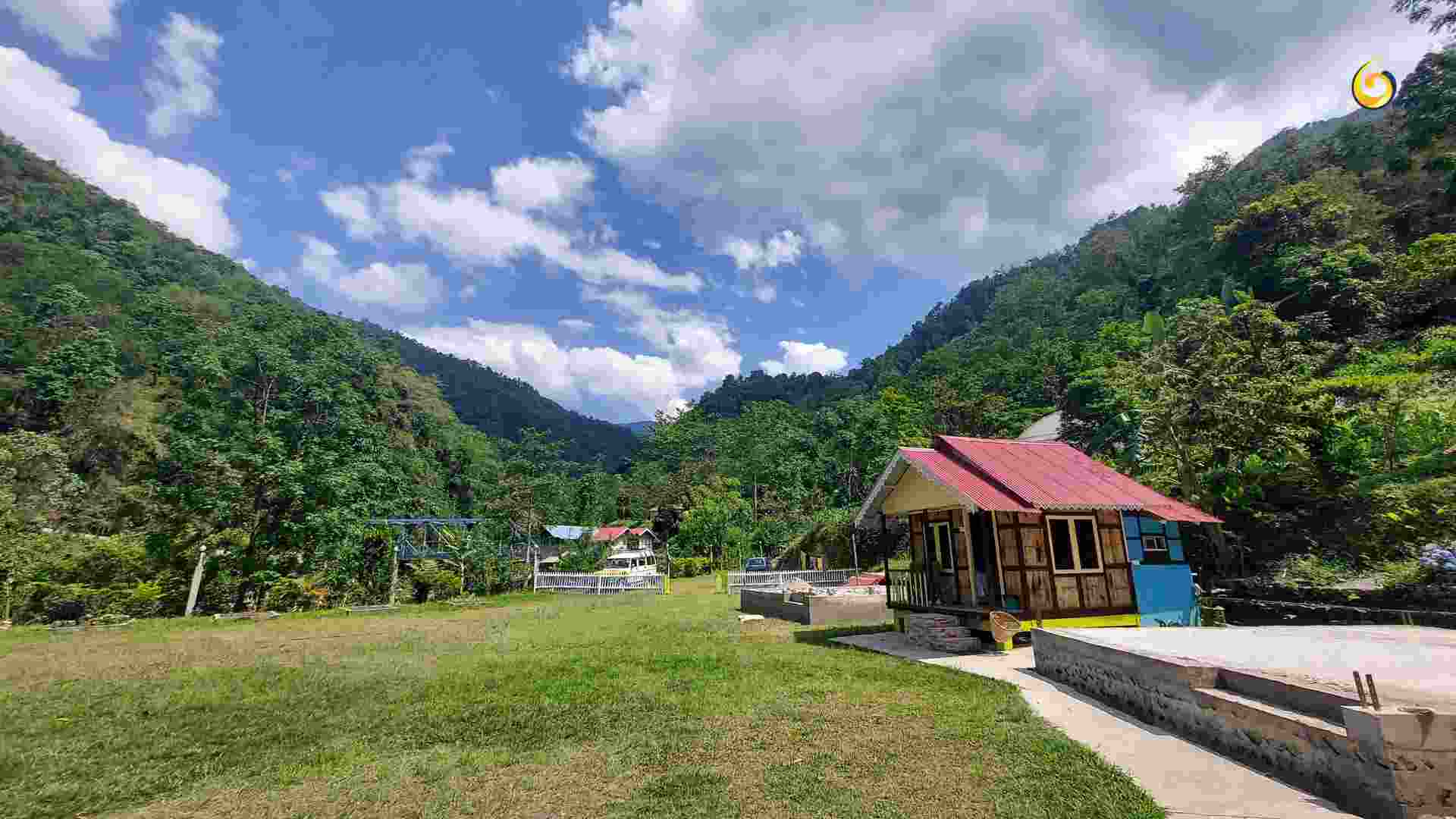  ১২. বেনদা: কালিম্পং-এর কাছেই স্বল্প চেনা একটি জায়গার নাম বেনদা। ছোট্ট পাহাড়ি গ্রাম। পাহাড়ের কোলে ছোট্ট একটা উপত্যকায় তৈরি হয়েছে এই গ্রামটি। ছোট ছোট কটেজ রয়েছে এই হোমস্টে। ছোট্ট এই গ্রামে ফুলগাছের অভাব নেই। বেনদায় খুব একটা পর্যটকদের সমাগম হয় না। তাই এখানে আসতে হলে আগে থেকে হোমস্টে বুক করে আসাই ভাল। কালিম্পং থেকে গাড়ি করেও আসা যায়। তবে হোম স্টের গাড়িতে এলে সুবিধা হবে বেশি। এনজেপি থেকে শেয়ার গাড়িতে পৌঁছে যান কালিম্পং সেখান থেকে আবার গাড়িতে বেনদা।