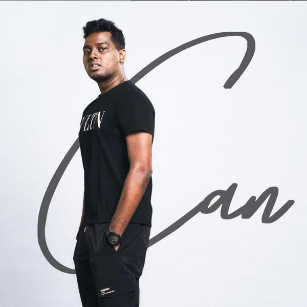 ১৯ বছর বয়সে ২০১০ সালে তামিল ফিল্মজগতের ছবিনির্মাতা এস শঙ্করের সহ-পরিচালক হিসাবে কেরিয়ার শুরু করেন অ্যাটলি।