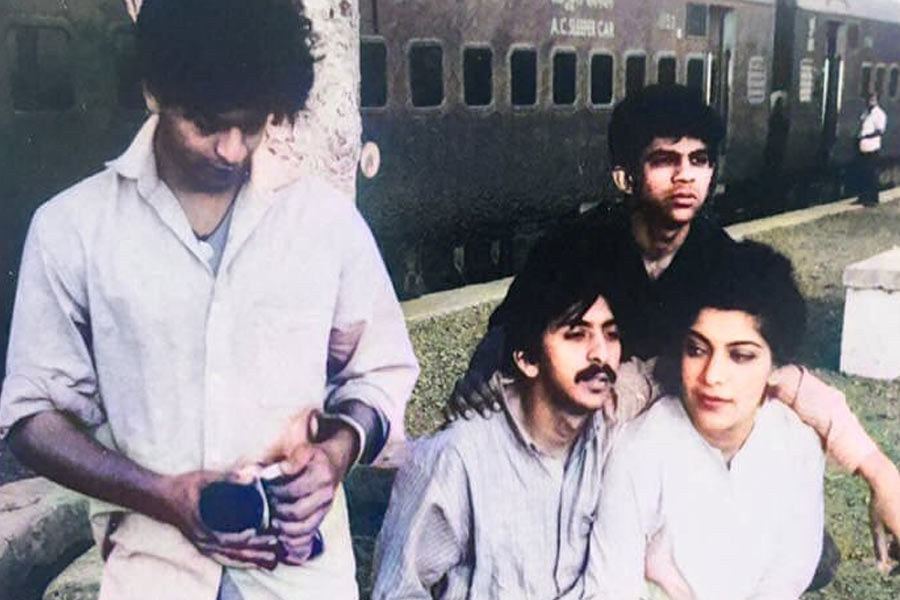 ১৯৮৮ সালে সম্প্রচারিত ‘দিল দরিয়া’ হিন্দি ধারাবাহিকে মুখ্যচরিত্রে অভিনয় করেন শাহরুখ। শাহরুখের সঙ্গেই এই ধারাবাহিকে অভিনয় করেন দিব্যা।