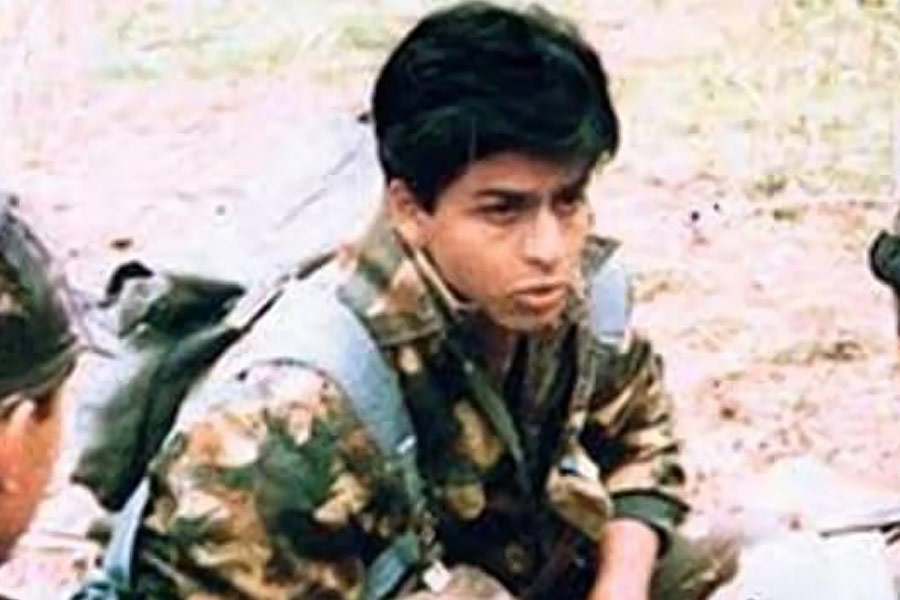 Shah Rukh Khan in Fauji