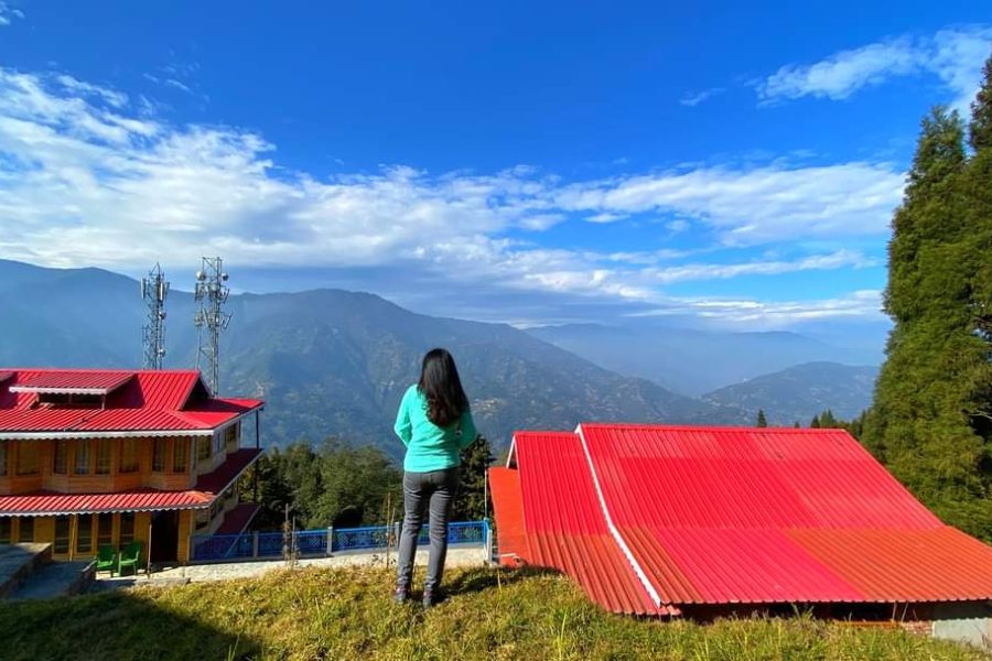 ১. মিমবস্তি: নির্ভেজাল সৌন্দর্যে ঘেরা ছোট্ট পাহাড়ি গ্রাম মিমবস্তি। স্বল্প চেনা দার্জিলিংয়ের জায়গা গুলির মধ্যে এটি বেশ নাম করে ফেলেছে। শিলিগুড়ি থেকে দূরত্ব প্রায় ৭৫ কিলোমিটার। পৌঁছানোর সময় দার্জিলিংয়ের রাস্তা ধরলে একটু কাছাকাছি হয়। মিমবস্তির ওপর চা বাগানের সৌন্দর্যর সঙ্গে অদূরে কাঞ্চনজঙ্ঘার হাতছানি যে কোনও ভ্রমণপ্রিয় মানুষকে পাকড়ে ধরে। চারিদিকে বাহারি ফুলের সুবাস এবং নাম না জানা পাখির কাকলি আপনাকে নিঃসন্দেহে মুগ্ধ করবে। থাকা ও খাওয়ার খরচ মাথাপিছু রোজ ১৮০০/২২০০ টাকা। নিউ জলপাইগুড়ি অথবা শিলিগুড়ি ৮৭ কিলোমিটার রাস্তা,  গাড়ি ভাড়া পরে প্রায় ৩৬০০/৪০০০ টাকা। 