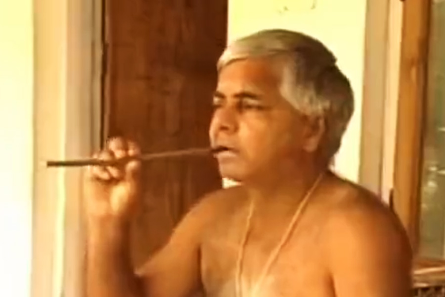 RJD chief Lalu Prasad Yadav explaining difference between India and Bharat in a old video