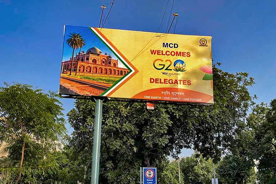 ‘পুজো’র আয়োজন দিল্লির প্রগতি ময়দানের ভারত মণ্ডপে। যদিও অতিথি আপ্যায়নে গোটা রাজধানীই এখন অতিথিশালা। হাতে মেরেকেটে ৪৮ ঘণ্টা সময়। তার পরেই দিল্লির জি২০ নক্ষত্র সমাবেশে যোগ দিতে একে একে এসে হাজির হবেন আমেরিকা, ব্রিটেন, ফ্রান্স, জার্মানি, কানাডা-সহ বিশ্বের ১৯টি দেশের প্রধান অথবা প্রতিনিধিরা।