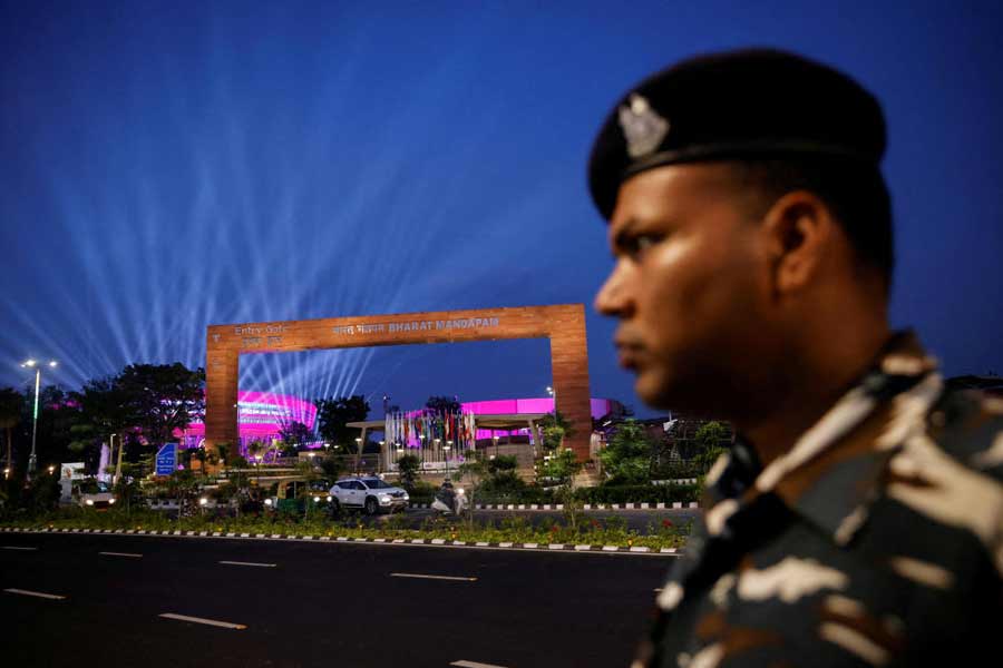 রুফটপ স্নাইপার্স— অতিথিদের নিরাপত্তার জন্য থাকছেন কম করে হাজার দশেক নিরাপত্তারক্ষী। এর মধ্যে রয়েছে রুফটপ স্নাইপারদের একটি দলও। ছাদের উপর থেকে সন্দেহজনক গতিবিধির উপর নজর রাখবেন এই নিপুণ  লক্ষ্যভেদী বন্দুকধারীরা।