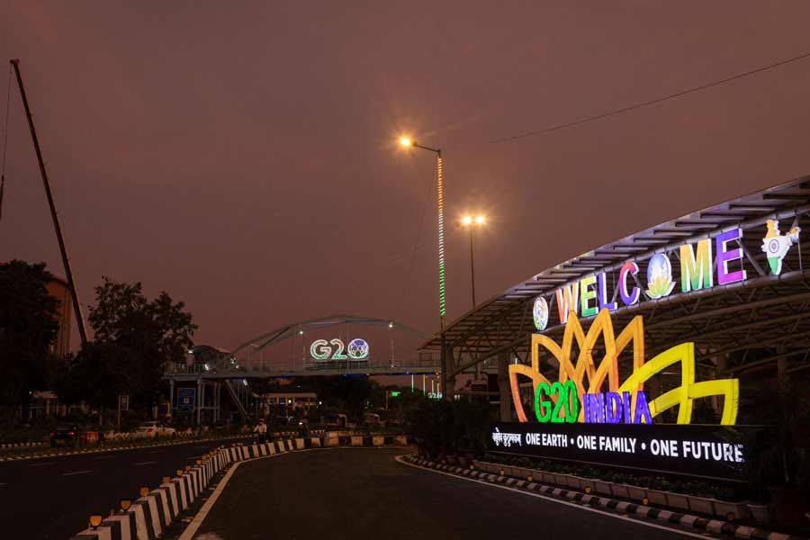 ড্রোনবিরোধী প্রযুক্তি— এত বড় আয়োজন। শত্রুপক্ষ চেষ্টা করতেই পারে সব কিছু ভন্ডুল করে দেওয়ার। ড্রোন প্রযুক্তিকে কাজে লাগিয়ে আকাশপথে চালাতে পারে হামলা। রাজধানী দিল্লিকে তাই মুড়ে ফেলা হয়েছে অ্যান্টি ড্রোন ব্যবস্থাপনায়। ড্রোন-বিরোধী এই প্রযুক্তিকে কাজে লাগিয়ে সহজেই যে কোনও জায়গায় ড্রোনের গতিবিধি সহজে চিহ্নিত করা যাবে।