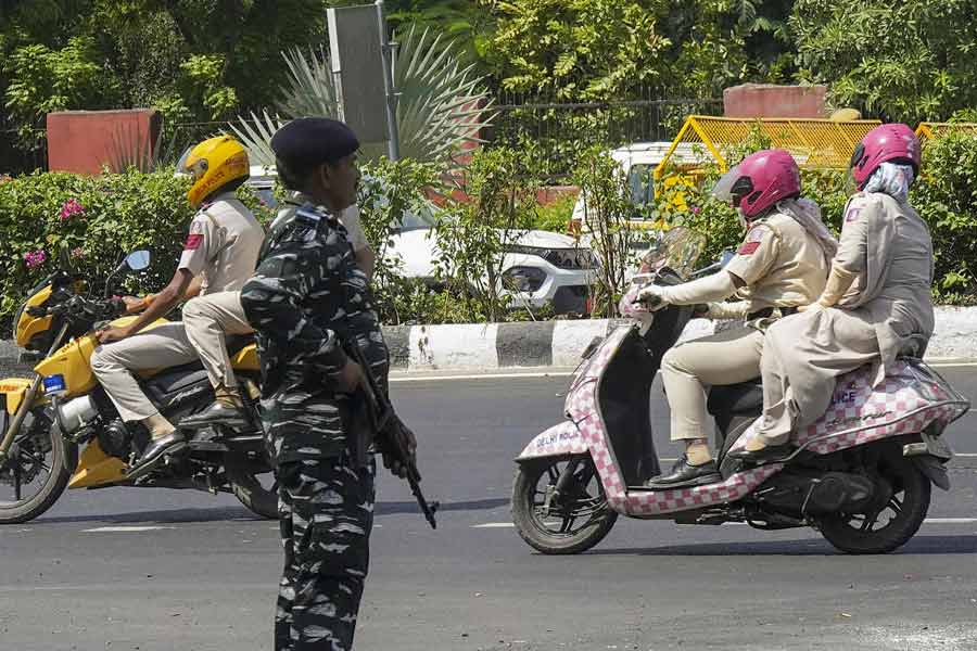 ট্র্যাফিক— অন্য দিন দিল্লির রাস্তায় অটো, রিকশা, বাস, লরি, ট্রাক, ট্যাক্সির হর্নের শব্দে কান পাতা যায় না। আগামী শনি এবং রবিবার অবশ্য সেই শব্দদূষণ বিদেশি অতিথিদের অনভ্যস্ত কানে যন্ত্রণা দেবে না। ট্র্যাফিক পুলিশের তরফে জানানো হয়েছে, দিল্লির কেন্দ্রস্থলে একটি বড় অংশ জুড়ে গাড়ির গতিবিধিতে কড়া নিয়ন্ত্রণ থাকবে। শহরের অন্যান্য অংশেও যানজট যাতে না হয়, তার ব্যবস্থা থাকবে। 
