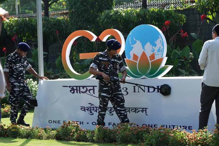 দু’দিনের ছুটি— আগামী শনি এবং রবিবার অর্থাৎ ৯ এবং ১০ সেপ্টেম্বর ছুটি ঘোষণা করা হয়েছে দিল্লিতে। বন্ধ থাকবে দোকানপাটও। ফলে দিল্লির তিন কোটি বাসিন্দার অধিকাংশই বাড়িতে থাকবেন। ফলে রাস্তায় যান চলাচল এমনিতেই থাকবে কম।