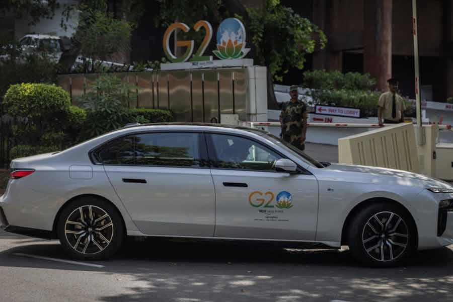 অতিথিদের যানবাহন— দিল্লির রাস্তায় অতিথিরা যাওয়া-আসা করবেন বুলেটপ্রুফ লিমুজ়িনে। বিমানবন্দর থেকে হোটেল। হোটেল থেকে ভারত মণ্ডপ— তাঁদের বাহন হবে ওই গাড়ি। তবে আমেরিকার প্রেসিডেন্ট বাইডেনের জন্য থাকবে আলাদা ব্যবস্থা। আলাদা গাড়িও। 