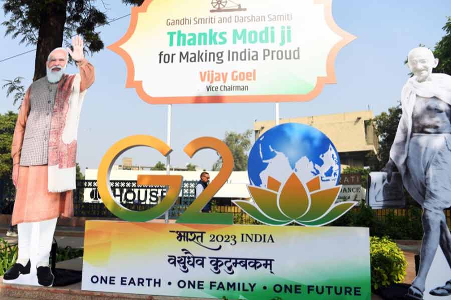 ইতিমধ্যেই দিল্লির রাস্তায় প্রতিটি মোড়ে চোখ তুললেই দেখা যাচ্ছে প্রধানমন্ত্রী নরেন্দ্র মোদীকে। তাঁর কাট আউটে ছেয়ে গিয়েছে রাজধানীর রাজপথ। অভ্যাগতদের স্বাগত জানাতেই এই ব্যবস্থা। তবে এ ছাড়াও দিল্লির রাস্তাঘাটের সৌন্দর্যায়নের ব্যবস্থা গত এক বছর ধরেই করছে কেন্দ্র। 