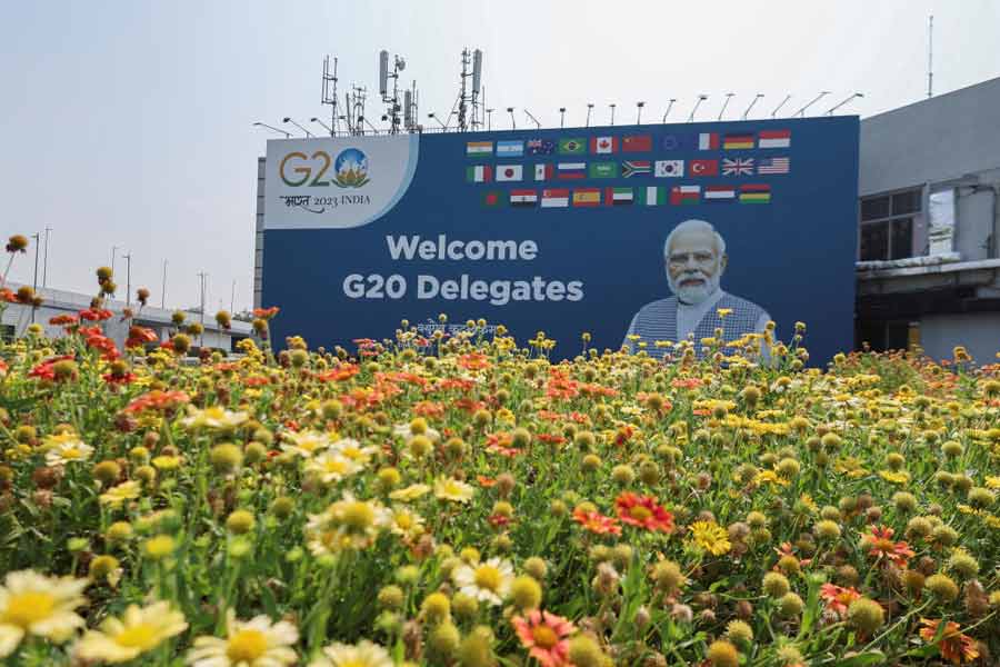 দিল্লিকে সাজানোর জন্য বসানো হয়েছে ৭০ হাজার ফুলের টব। তাতে জল দেওয়ার জন্য মোতায়েন করা হয়েছে ৩৫টি জলের ট্যাঙ্ক। 