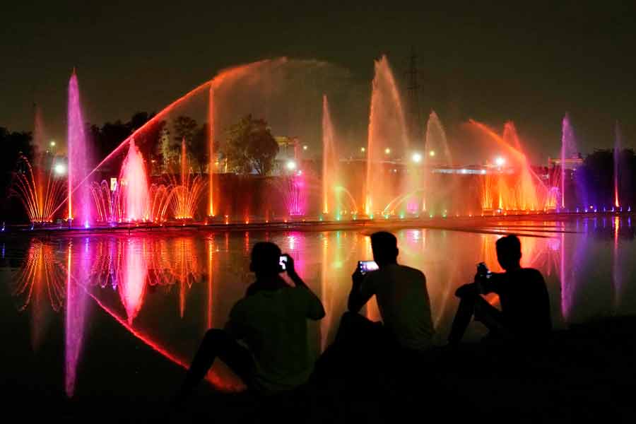 দিল্লির রাস্তায় বন্ধ হয়ে পড়েছিল বহু ফোয়ারা। সেই সব ফোয়ারায় আবার নতুন করে শুরু হয়েছে ধারাপাত। জং আর জ্বলে যাওয়া রঙের উপর তাদের গায়ে পড়েছে নতুন রঙের পোঁচ। 