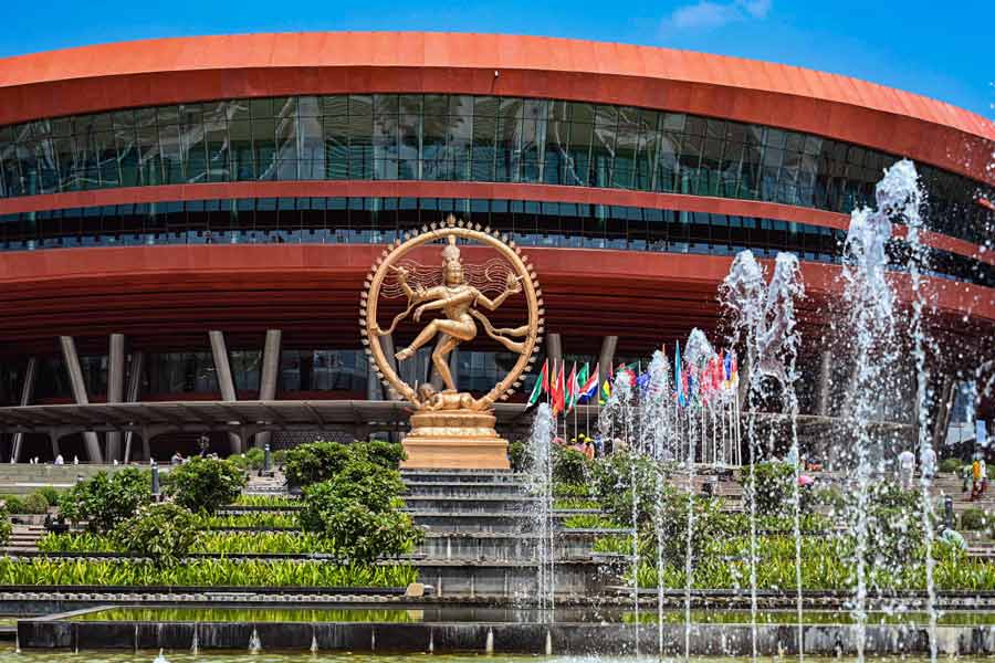 গত কয়েক সপ্তাহে এক বিশেষ ধরনের মাছও ঝাঁকে ঝাঁকে আনানো হয়েছে দিল্লিতে। সেই সব মাছ ছাড়া হয়েছে প্রগতি ময়দানের ফোয়ারার জলে। কেন্দ্র সূত্রে খবর, এই সব মাছের মূল খাবার হল মশার লার্ভা। জি২০ সম্মেলন চলাকালীন যাতে দিল্লিতে মশার উৎপাত না হয় তার জন্যই এই ব্যবস্থা!