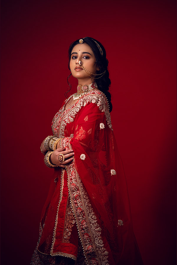  নারীর সাজের কত বাহার! কখনও তিনি এক দম সাধারণ সাজে, আবার কখনও তাঁর সাজ নজর কাড়া ঝলমলে। সেই স্বস্তিকা দত্ত এ বার নিজেকে ক্যামেরার সামনে সাজিয়ে তুলেছেন রাজকীয় কেতায়।