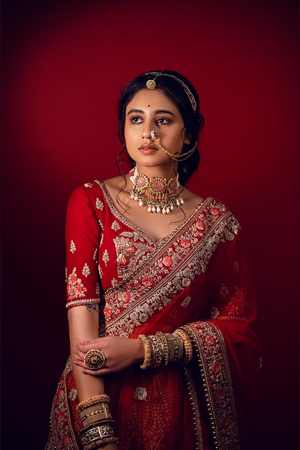 ভারী পোশাকের সঙ্গে মানিয়ে হালকা উজ্জ্বল মুখের সাজ। তাঁর দু চোখের ভাষায়  রয়েছে কাজলের আলতো ছোঁয়া। ঈষৎ ফাঁক করে রাখা পুরু ঠোঁটের আবেদন মাত্রা ছাড়াচ্ছে যেন! 