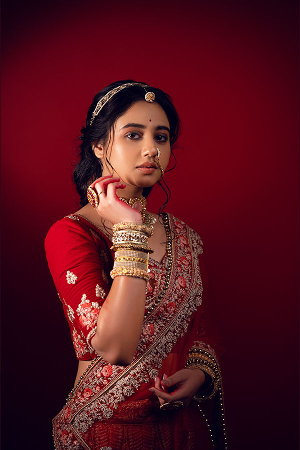 কানে কোনও গয়না নেই, তাতে কী?  মাথায় রাজস্থানি কাজ করা মাথাপট্টি,  সঙ্গে ভারী নাকের নথ আর চওড়া পাথরের কাজ করা গলার হার। মোহময়ী অভিনেত্রীর রূপের চটকে মাত সাত থেকে সত্তর সবাই!