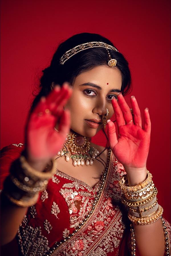 পর্দায় দুঁদে অভিনেত্রী হিসেবে এখনই অনেক জনপ্রিয়তা পেয়েছেন তিনি। তাঁর হাতের লুকোচুরি খেলার ফাঁকে, লাস্যময়ী চোখের ইশারা যেন এক প্রেমের কবিতা। দুই হাত তাঁর রাঙা। যেন নব বধূর লজ্জা টকটকে দুই গাল। পরিণয়ের সাজে আজ যেন তিনি লজ্জাবতী। 