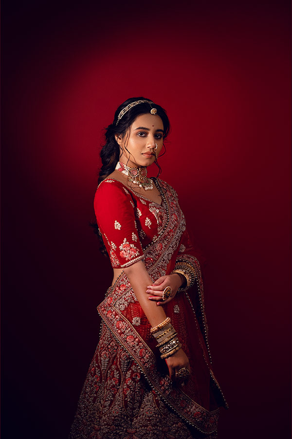 সোনালি সাজ পোশাক সম্পুর্ণ মানিয়েছে তাঁর সাজের সঙ্গেই। তিনি প্রেমিকের পথ চেয়ে বসে থাকা যুবতী যেন,  তিনি অপেক্ষায় কোনও শুভক্ষণের। 