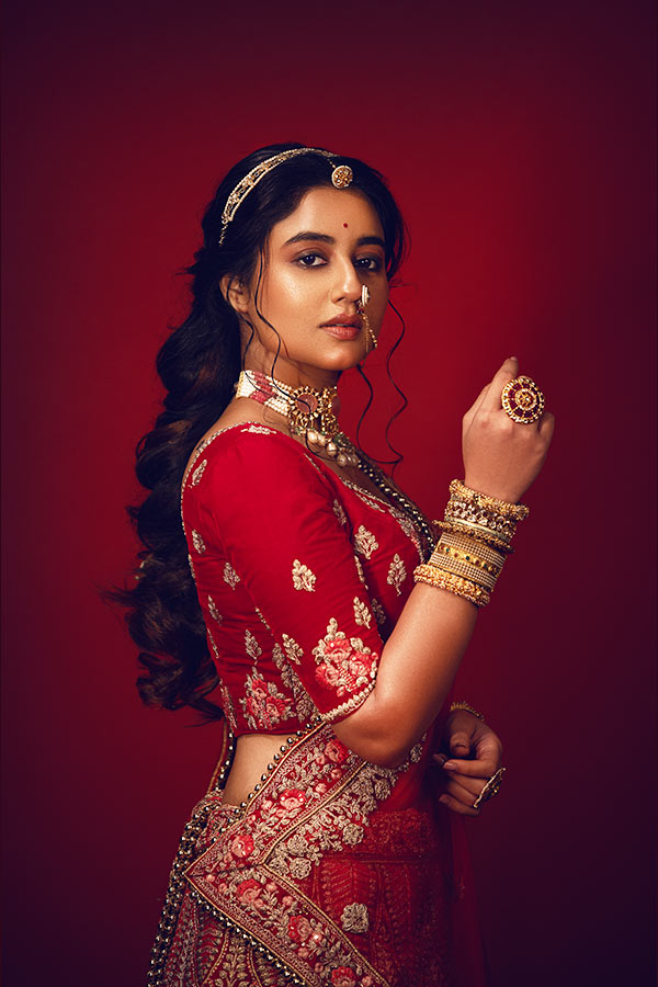 লাল রাজেন্দ্রাণীর এই সাজ যেন তন্বী শরীরে প্রেমের আগুন ধরিয়ে দেয়।