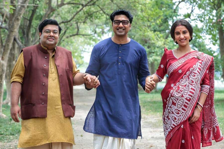 ‘ব্যোমকেশ ও দুর্গরহস্য’ ছবিতে (বাঁদিক থেকে) অম্বরীশ, দেব এবং রুক্মিণী।