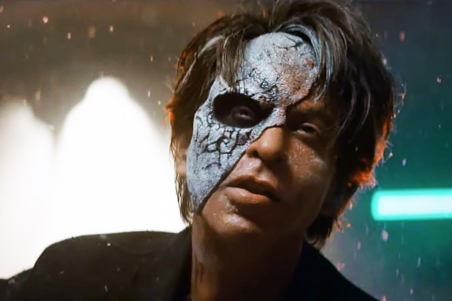 পূর্ণ প্রেক্ষাগৃহ। শাহরুখ বলছেন, ‘‘যব ম্যায় ভিলেন বনতা হুঁ না তো মেরে সামনে কোই ভি হিরো টিক নেহি সকতা।’’ ব্যাস। হাততালির বন্যা। না, অভিনেতার নিজের মনের কথা নয় এটি। বৃহস্পতিবার প্রেক্ষাগৃহে মু্ক্তি পেয়েছে ‘জওয়ান’। এই ছবিতে শাহরুখের মুখে এই সংলাপ রয়েছে।