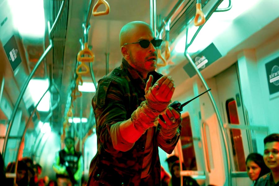 তবে শাহরুখের সংলাপ খুব একটা ভুল নয়। নেতিবাচকতায় মোড়া চরিত্রে অভিনয় করেও কম প্রশংসা কুড়োননি অভিনেতা। ‘জওয়ান’ ছাড়া শাহরুখের কেরিয়ারে এমন কী কী ছবি রয়েছে, যেখানে ছকভাঙা ‘অ্যান্টি হিরো’ চরিত্রে তিনি অভিনয় করেছেন?