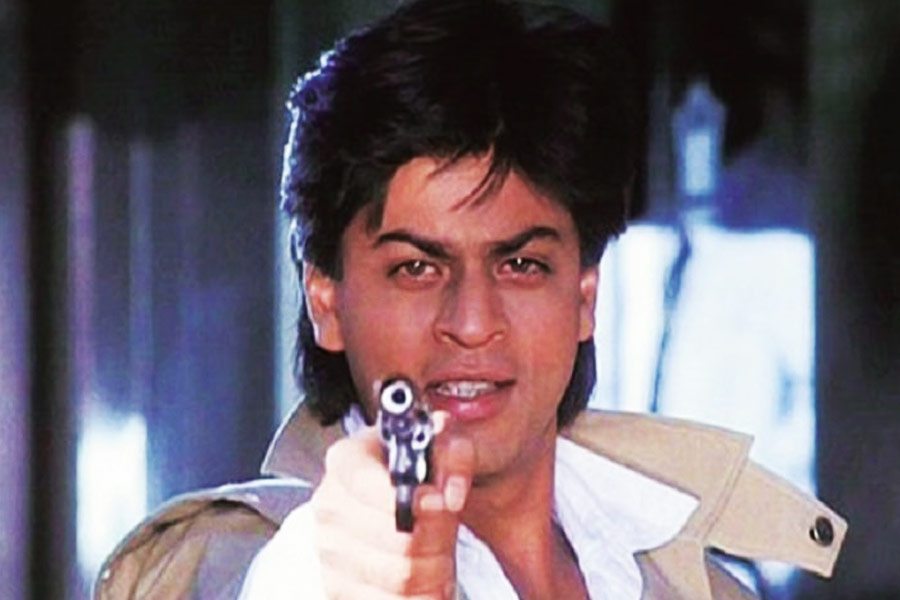 ১৯৯৩ সালে যশ চোপড়ার পরিচালনায় প্রেক্ষাগৃহে মুক্তি পায় ‘ডর’। এই ছবিতে মুখ্যচরিত্রে অভিনয় করেন সানি দেওল, শাহরুখ খান এবং জুহি চাওলা।