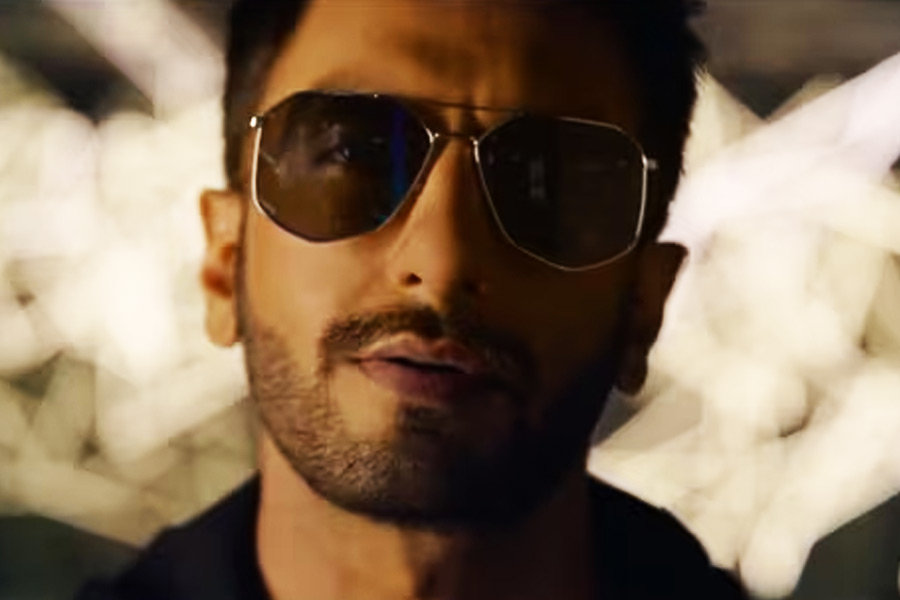 সম্প্রতি ‘ডন’ ছবির তৃতীয় পর্বের অভিনেতা হিসাবে বেছে নেওয়া হয়েছে রণবীর সিংহকে। তা নিয়ে বলিপাড়ায় চলেছে তুমুল বিতর্ক।