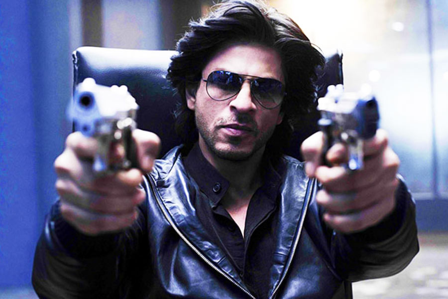 অমিতাভ বচ্চনের পর বড় পর্দায় ডনের চরিত্র কোনও অভিনেতা ফুটিয়ে তুলতে পারবেন না বলেই অনুমান করেছিলেন বলিপাড়ার একাংশ। কিন্তু ‘অ্যান্টি হিরো’র চরিত্রে অভিনয় করে তাক লাগিয়ে দেন শাহরুখ।