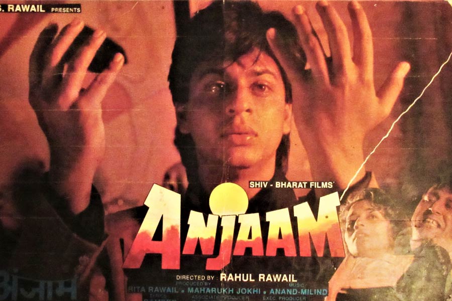 রাহুল রাওয়াইলের পরিচালনায় ১৯৯৪ সালে মুক্তি পায় ‘অনজাম’। এই ছবিতে শাহরুখের বিপরীতে অভিনয় করেছিলেন মাধুরী। ‘অনজাম’-এ শাহরুখ ‘অ্যান্টিহিরো’ চরিত্রে দুর্দান্ত অভিনয় করেন।
