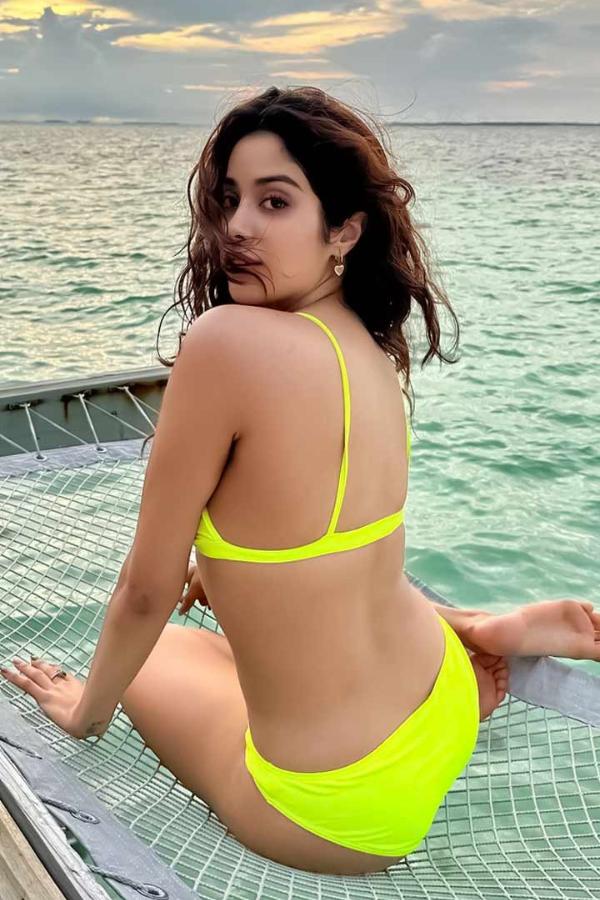 সাদা কমলা ডোরাকাটা বিকিনিতে ছুটির মজায় সমুদ্রের ধারে অনুষ্কা শর্মাকেও মেতে উঠতে দেখা গেছে। অথবা ফ্লোরাল বিকিনিতে জাহ্নবী কপূর যেন সদ্য ফুটে ওঠা গোলাপ। ন্যুড বিকিনি ও নেটে বোনা স্কার্টে উষ্ণতার পারদ চড়িয়েছেন শানায়া কপূর। আর দীপিকা পাড়ুকোনের গেরুয়া বিকিনি তো সবসময় হিটলিস্টে। এখন দেখে নেওয়া যাক কত রকমের বিকিনি বেশি ব্যবহৃত হয়। সাধারণত মহিলাদের শারীরিক গঠন অনুসারে ১২ ধরনের বিকিনি দেখা যায়।