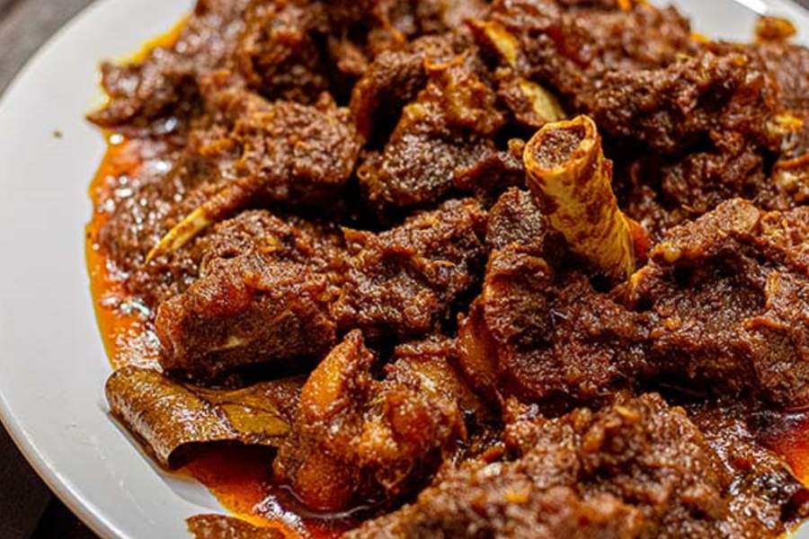 কলকাতায় এসে এই কষা মাংসের স্বাদ একবার না চেখে দেখলে জীবনই বৃথা। তাই আপনার জন্য 'আনন্দবাজার অনলাইন' হদিস দিল এবার পুজোর সময় ঢুঁ মারার জন্য বেশ কিছু সেরকম দোকানের। 