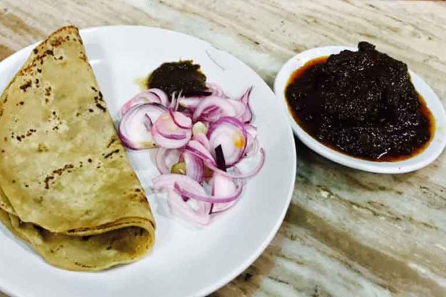 গোলবাড়ি, শ্যামবাজার:  নিন্দুকেরা কানাঘুষো যাই বলুক, কষা মাংসের সন্ধানে বেরোলে কলকাতার উত্তর থেকে দক্ষিণ সবাই এক কথায় এখনও বলবে শ্যামবাজার পাঁচমাথার মোড়ের এই দোকান--- গোলবাড়ি-র কষা মাংসের ঠিকানা। প্রায় একশো বছরব্যাপী কষা মাংসের এই অনবদ্য জনপ্রিয়তায় লুকিয়ে রয়েছে অল্প আঁচে রাঁধা বিশেষ ধরনের এই পদে। 