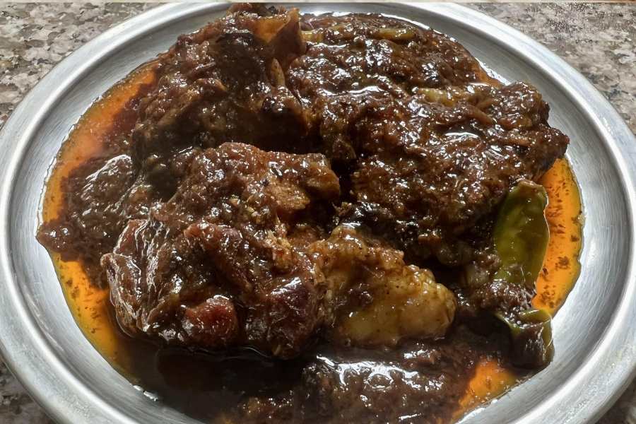 আমিনিয়া, নানা শাখা: কলকাতার বুকে মোগলাই রান্নার নামজাদা ঠিকানা হল আমিনিয়া। ধর্মতলা থেকে শোভাবাজার, গোলপার্ক কলকাতার নানা জায়গায় ছড়িয়ে রয়েছে এদের দোকানের অনেক শাখা। কাবাব, বিরিয়ানির পাশাপাশি শুদ্ধ বাঙালি কষা মাংসের জন্যও খুব বিখ্যাত এই দোকান। 