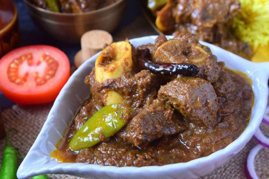 আরসালান, নানা শাখা: আমিনিয়ার মতোই কলকাতার বুকে মোগলাইয়ের ঠিকানা হিসেবে বিশেষ ভাবে পরিচিত আরসালান। ভাত কিংবা রুটি, দুয়ের সঙ্গেই জমে যায় এই দোকানের কষা মাংস। একটু ঝাল বা মশলা দেওয়া হলেও বাঙালির পছন্দের এই পদ কিন্তু বেশ নামকরা। 